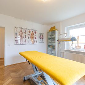 Praxis für Physiotherapie Simone Abel Behandlungszimmer mit gelber Liege